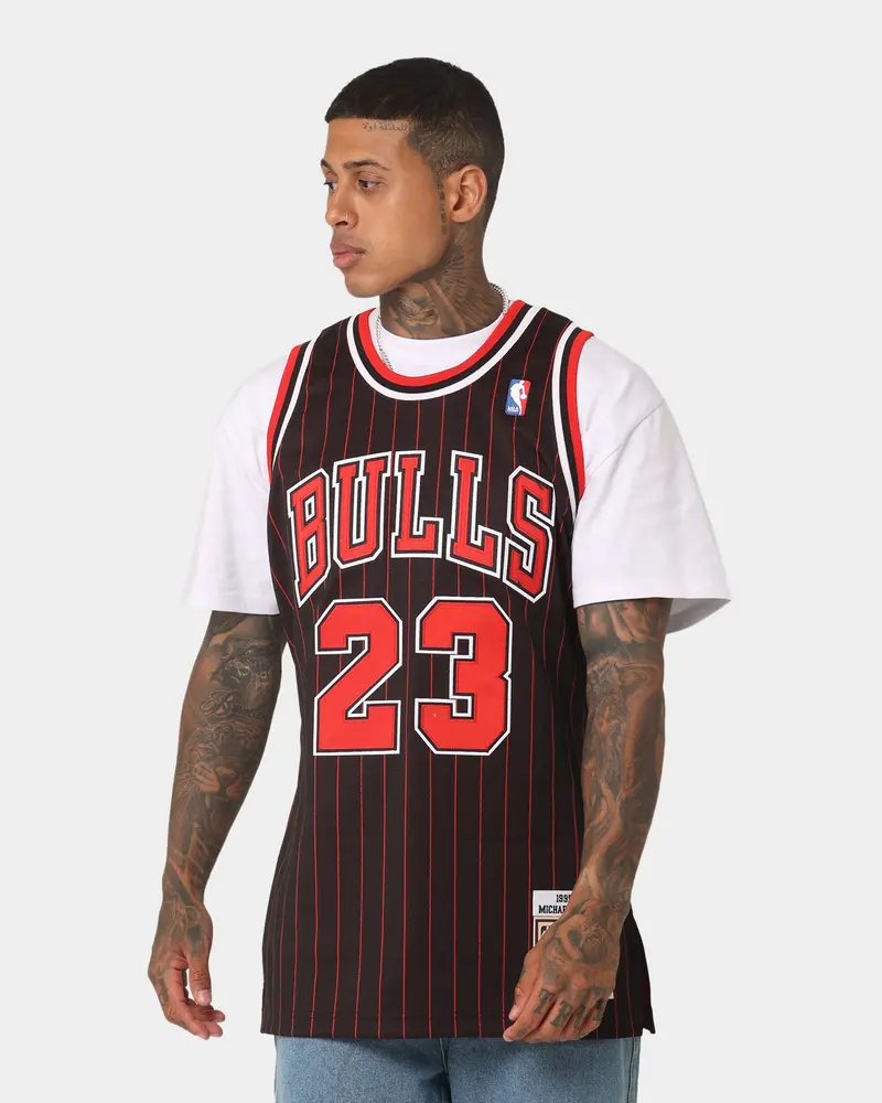 Mitchell & Ness Chicago Bulls Michael Jordan '95-'96 #23 Authentic Jersey Black 1