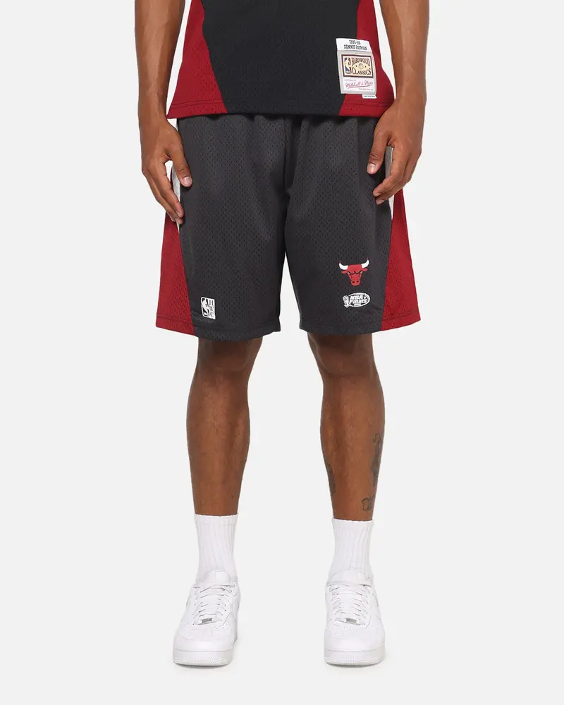 Mitchell & Ness Chicago Bulls Millenium Shorts Black/Red 1