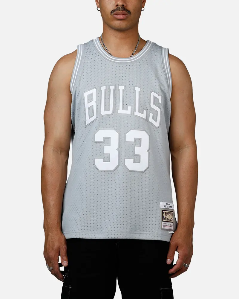 Mitchell & Ness Chicago Bulls Scottie Pippen 1997-1998 Swingman Jersey Grey 1