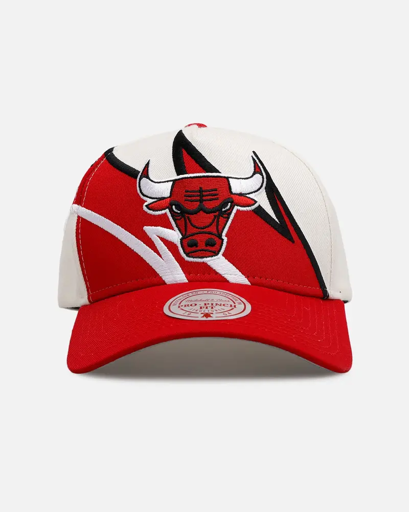 Mitchell & Ness Chicago Bulls 'Shark Tooth' Pro Pinch Snapback Cream/Red 1