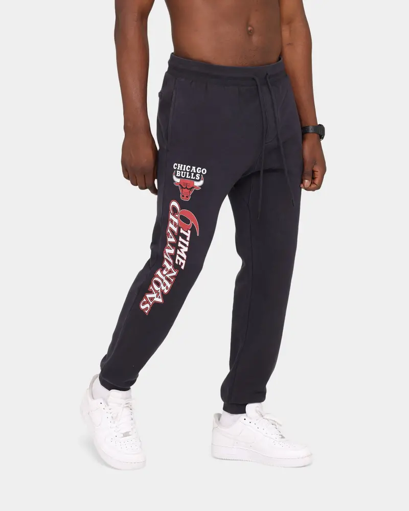 Mitchell & Ness Chicago Bulls Vintage Logo Trackpants Faded Black 1