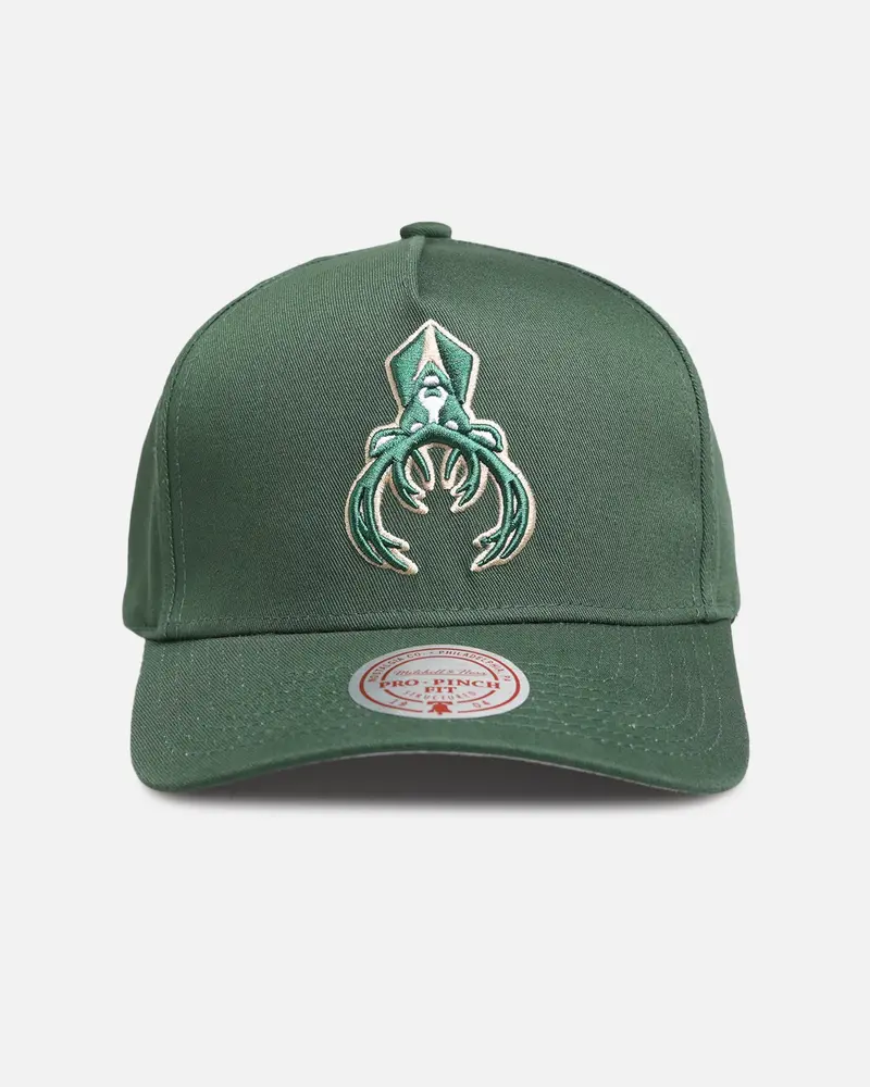 Mitchell & Ness Milwaukee Bucks 'Upside Down Logo' Pro Pinch Snapback Green 1