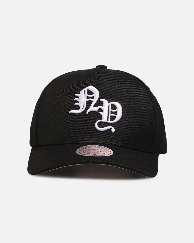 Mitchell & Ness New York Knicks 'Gothic Letter' Pro Pinch Snapback Black 1