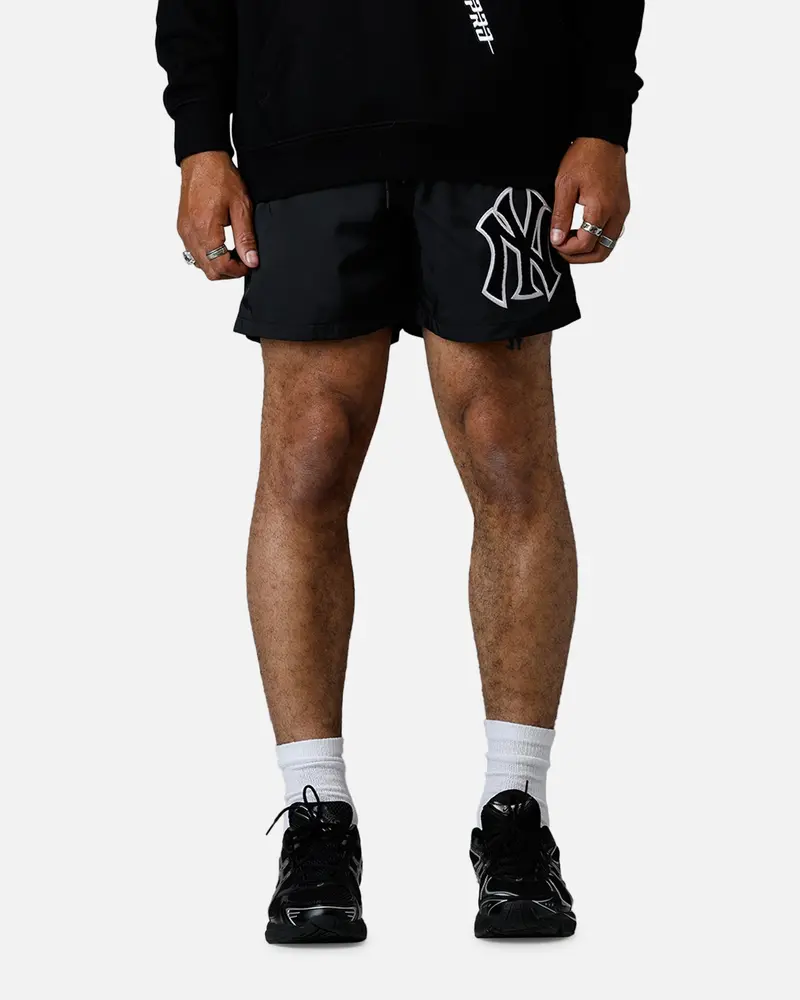 Pro Standard New York Yankees Chenille Shorts Black 1